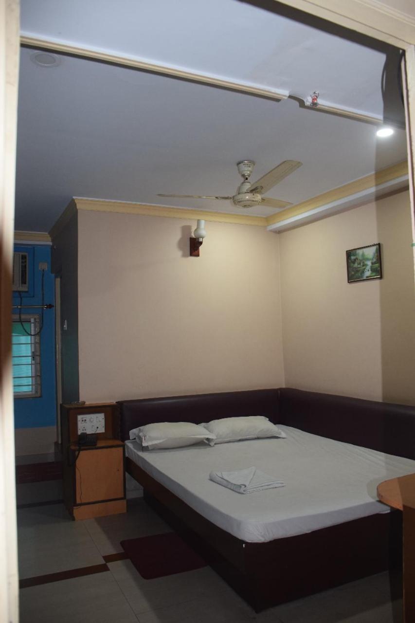 Starline Hotel Agartala Esterno foto